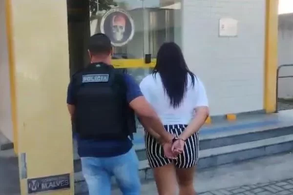 Mulher é presa após mandar matar ex-namorado após cobrar uma dívida de R$ 1.600 Uma mulher foi presa nesta terça-feira (9) em Nova Iguaçu (JR)
