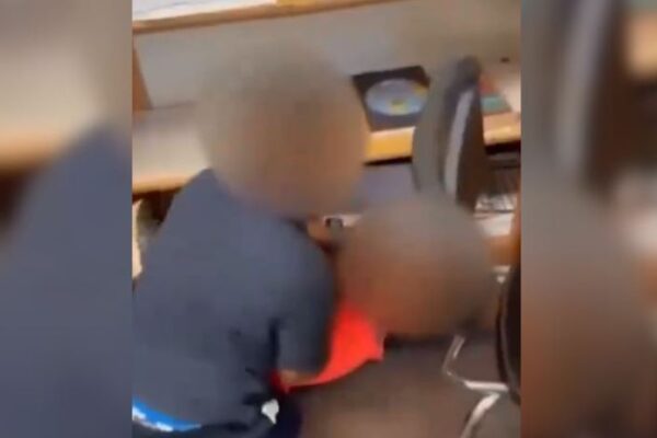 🚨Vídeo mostra ‘Clubinho da luta’ professor promove briga entre crianças na sala de aula EUA – Um professor do ensino fundamental