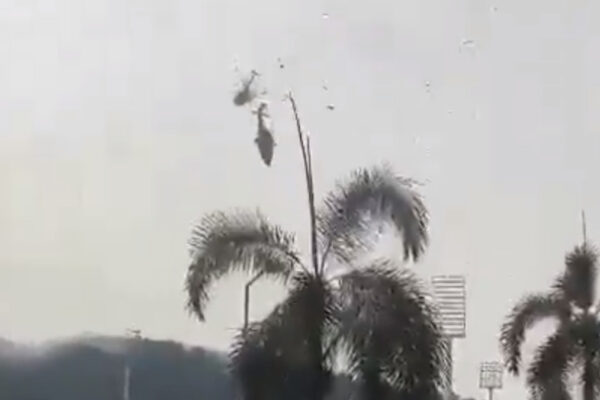 🚨Veja o Vídeo: Dez pessoas morrem após colisão de helicópteros Dez pessoas morreram, nesta terça-feira (23/4), após dois helicópteros