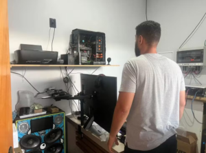 Adolescente encontra câmera escondida em banheiro de casa alugada, homem é preso