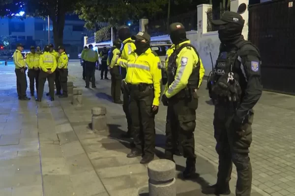 Policiais invadem embaixada do México no Equador e prendem ex- presidente Jorge Glas O governo do México anunciou que suspendeu as relações