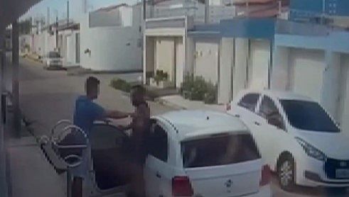 🚨Vídeo: PM mata outro militar, fere ex-esposa com tiro na cabeça, e comete suicídio Uma câmera de segurança flagrou o momento em que