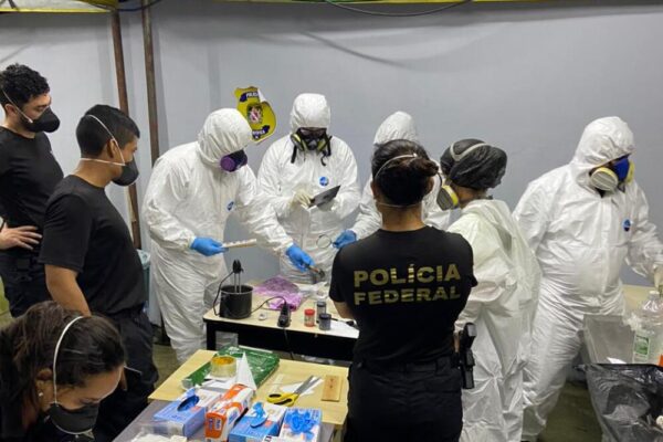 Peritos encontram quase 30 celulares no barco com corpos que estava à deriva no PA Peritos encontraram 27 celulares no barco que estava