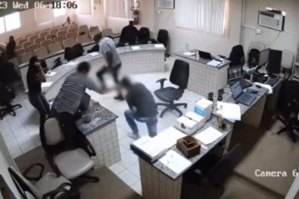 Homem interrompe júri, atira no assassino do pai e é preso. Imagens do crime, que ocorreu em novembro de 2023 em fórum no interior...