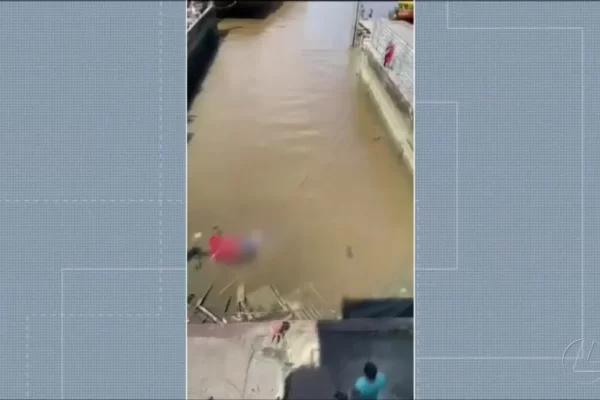 Corpo é encontrado às margens de rio em Belém. Bombeiros do Grupamento Fluvial fizeram o resgate do corpo, que foi levado à perícia...