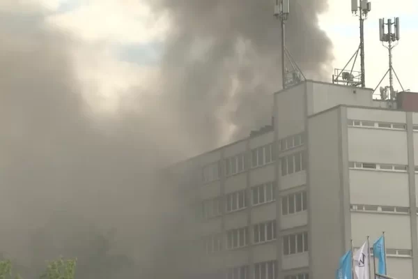 Incêndio gera nuvens de fumaça preta em Berlim. Fogo atingiu fábrica de metalurgia, onde eram armazenados produtos químicos...