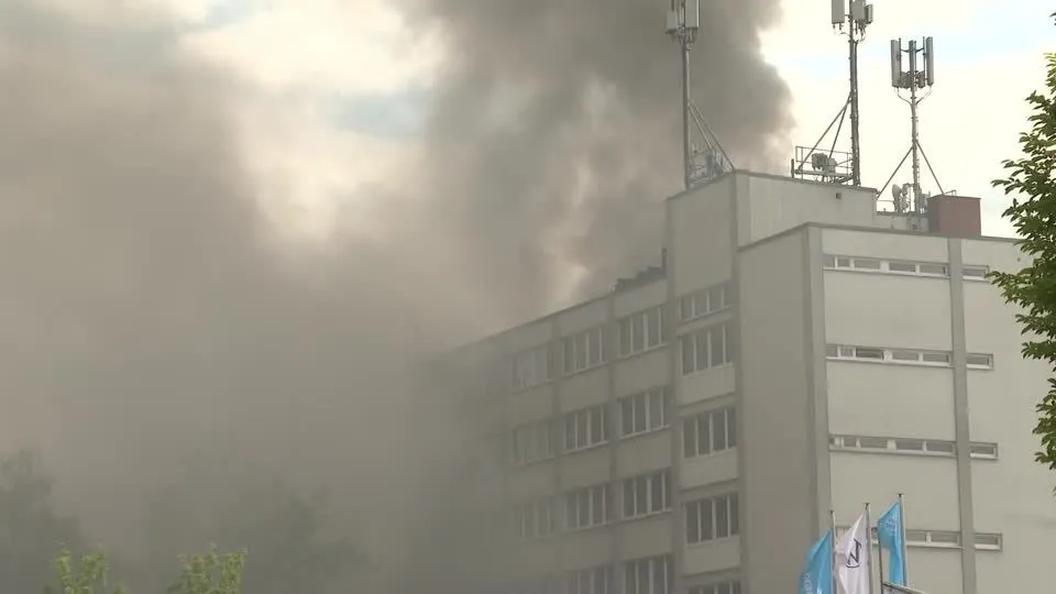 Incêndio gera nuvens de fumaça preta em Berlim. Fogo atingiu fábrica de metalurgia, onde eram armazenados produtos químicos...