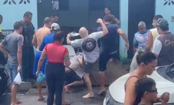 🚨VÍDEO Mostra suposto ladrão sendo espancado por moradores Um homem, não identificado, foi espancado após assaltar uma senhora, identificada