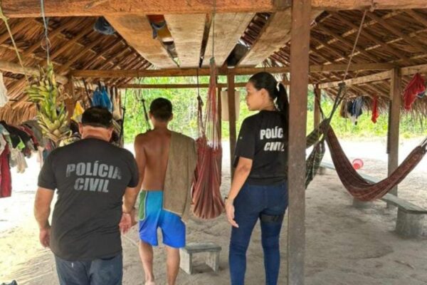 Tio é preso após espancar criança de 9 meses até deixar o crânio exposto com uma tora de madeira Um bebê indígena de apenas 9 meses de vida