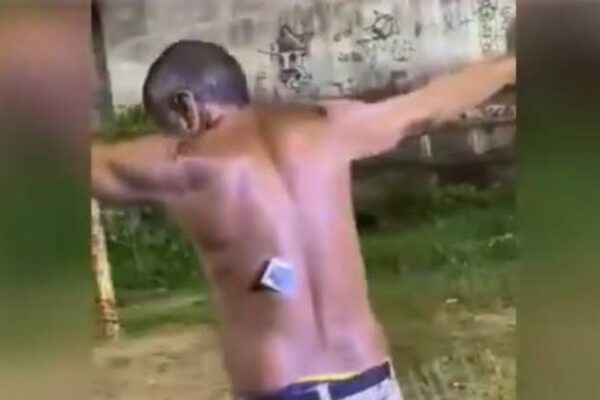 ZOOFILIA: homem é flagrado no momento em que abusava de uma Jumenta; VEJA o Video Um vídeo divulgado em aplicativos de mensagens nesta
