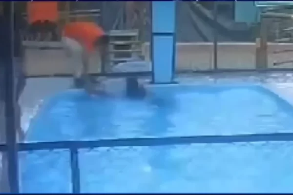 🚨Vídeo: mulher tenta afogar filha de seis meses em piscina de clube Uma mãe foi presa por suspeita de tentar afogar a própria filha