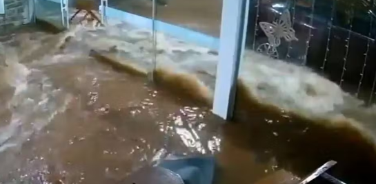 Vídeo: Correnteza avança, arrasta móveis e inunda hotel em segundos. Câmeras de segurança registraram o avanço da correnteza...