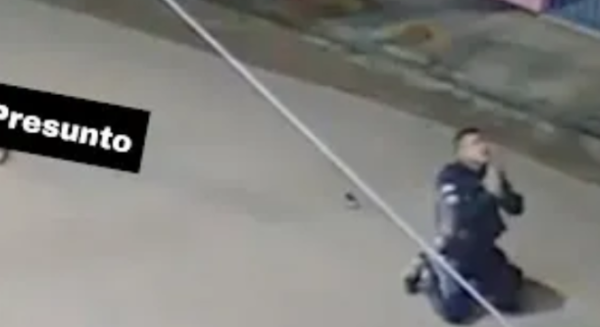 PM se ajoelha e agrade a deus após matar bandido em troca de tiros. Um policial militar do Grupamento Tático Motorizado...