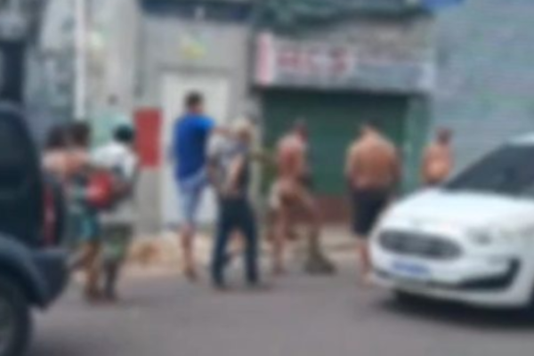 Vídeo: Morador de rua é espancado e deixado nu após falsa acusação de estupro. Um homem em situação de rua, que...