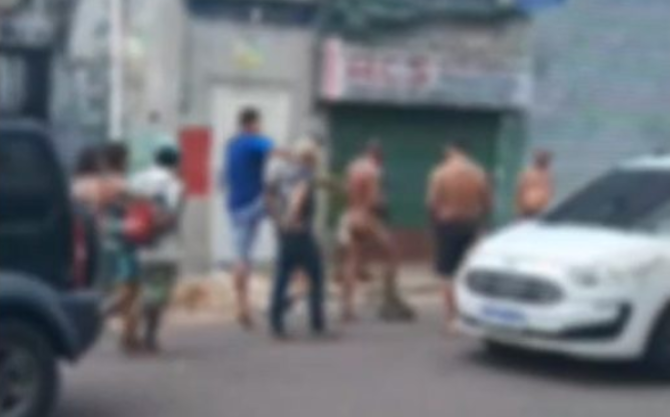 Vídeo: Morador de rua é espancado e deixado nu após falsa acusação de estupro. Um homem em situação de rua, que...
