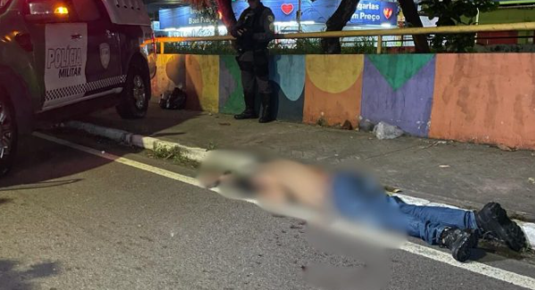 IMAGENS FORTES: Membro de facção é morto por rivais antes de confronto. Um membro de uma facção criminosa...