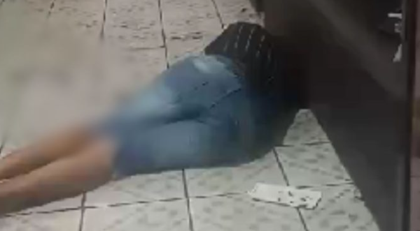 Vídeo: jovem é baleado na cabeça dentro de barbearia no Mutirão. Na noite desta segunda-feira (27), um jovem identificado...