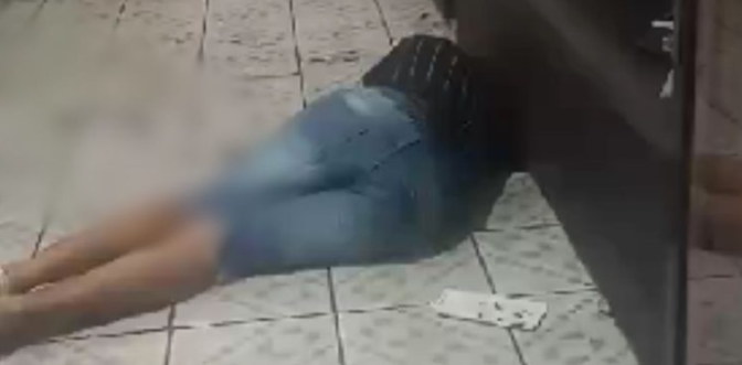 Vídeo: jovem é baleado na cabeça dentro de barbearia no Mutirão. Na noite desta segunda-feira (27), um jovem identificado...