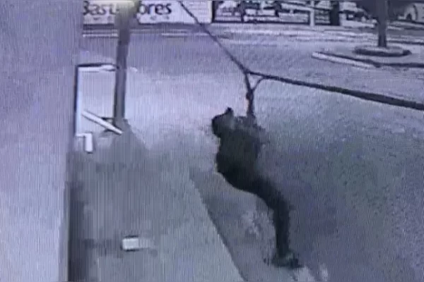 Vídeo: "Homem-Aranha" furta cabos de internet em Paragominas. Suspeito foi flagrado por câmeras de segurança na ação delituosa...