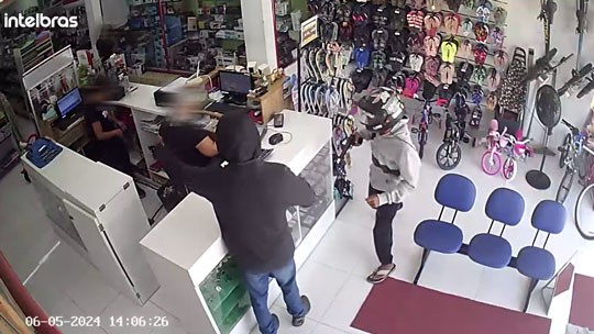 Filho de guarda municipal é preso pelo pai após roubo em loja O filho de um guarda municipal foi preso acusado de assaltar uma loja