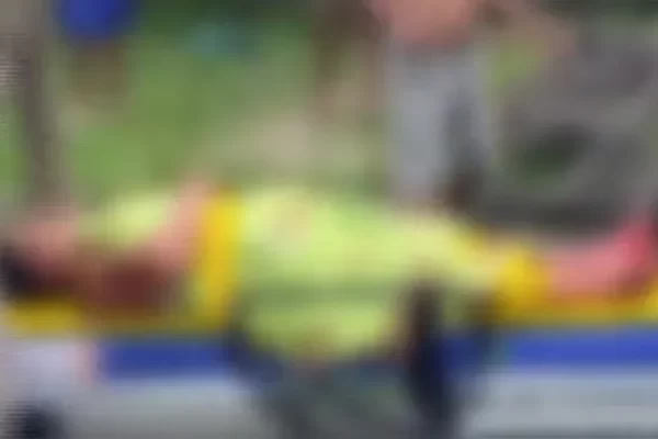 Vídeo: filha esfaqueia a própria mãe. Uma mulher, que não foi identificada, foi esfaqueada pela própria a filha...