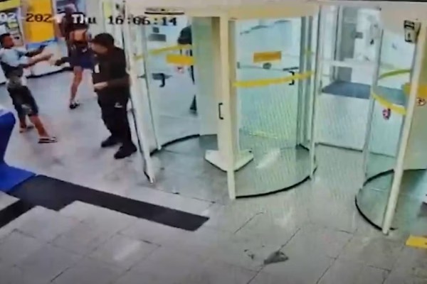 Vídeo: segurança de banco tem arma roubada e é baleado. Jovem de 16 anos entrou em agência bancária acompanhado por familiares...