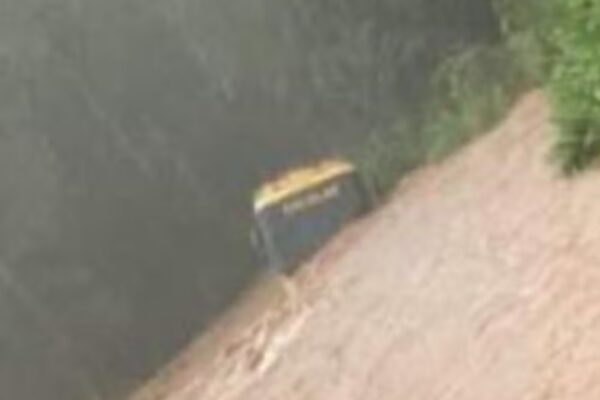 Motorista tira 12 crianças pela janela antes de ônibus escolar ser tomado pela água. Um ônibus escolar foi tomado pela água em...