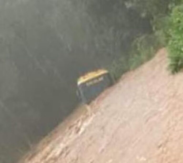 Motorista tira 12 crianças pela janela antes de ônibus escolar ser tomado pela água. Um ônibus escolar foi tomado pela água em...
