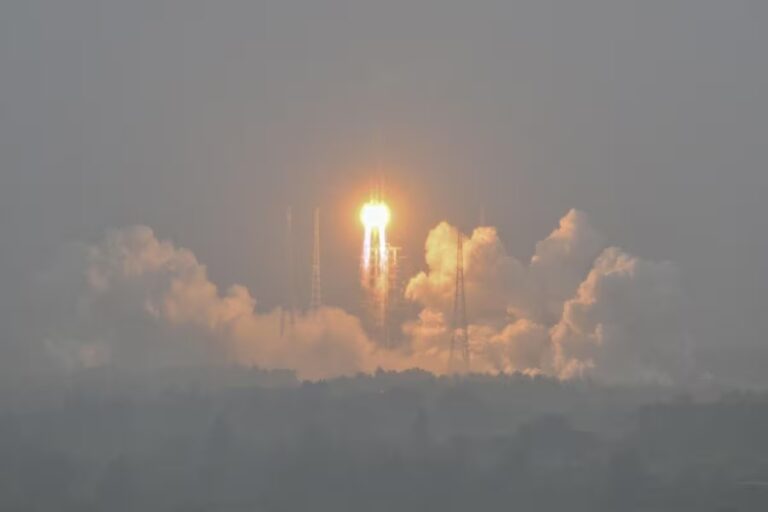China lança espaçonave para coletar amostras do lado 'oculto' da Lua. Espaçonave foi lançada no início desta manhã, pelo horário de...