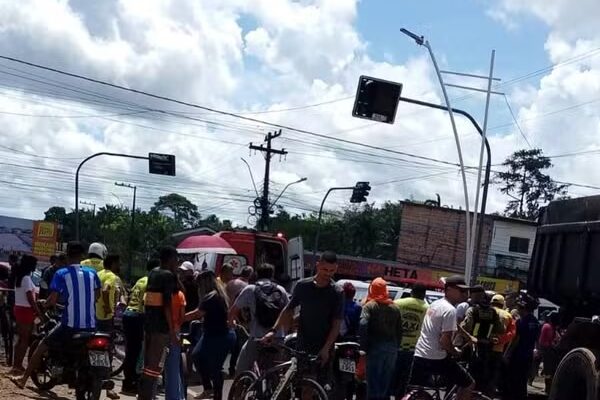 Homem morre após ser atropelado por caçamba. Vítima viajava em cima do veículo quando se desequilibrou e acabou caindo...