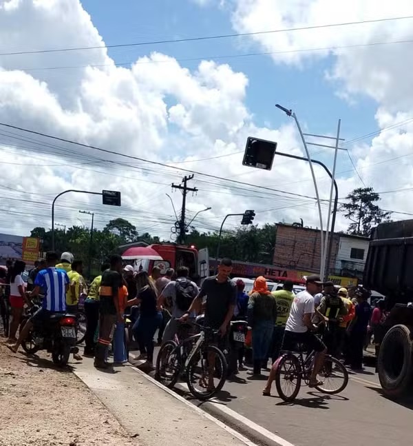 Homem morre após ser atropelado por caçamba. Vítima viajava em cima do veículo quando se desequilibrou e acabou caindo...