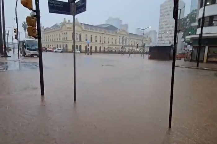 Porto Alegre tem ruas inundadas com retorno de chuvas fortes. As ruas de Porto Alegre, no Rio Grande do Sul, voltaram...