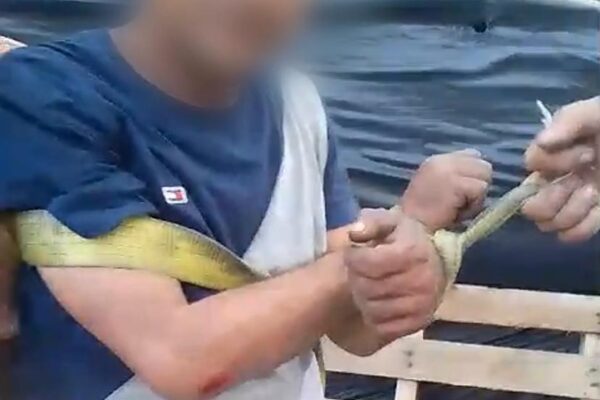 VÍDEO: Suposto ladrão de fio é espancado pela população após invadir galpão Um homem, que não teve o nome divulgado, teve as mãos amarradas