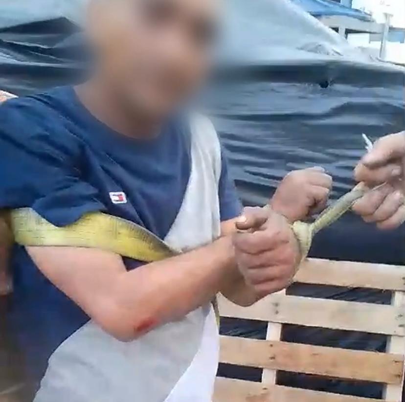 VÍDEO: Suposto ladrão de fio é espancado pela população após invadir galpão Um homem, que não teve o nome divulgado, teve as mãos amarradas