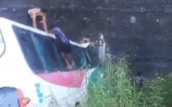 🚨Acidente com ônibus do IFPA próximo à usina de Tucuruí deixa 4 mortos no ParáO acidente foi registrado na tarde deste domingo (26)