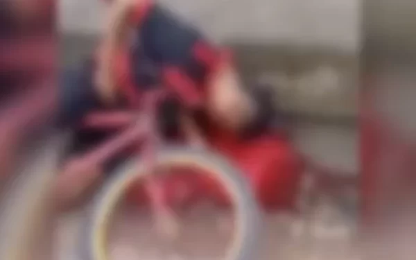 🚨Vídeo Forte: Jovem de 19 anos agoniza no próprio sangue ao ser baleado enquanto andava de bicicleta Um jovem de 19 anos, que não teve