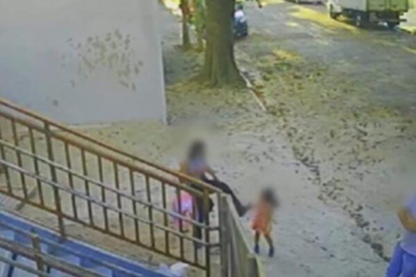 🚨VÍDEO: mãe perde a guarda da filha de 3 anos após agredi-lá com chute na cabeça no meio da rua Imagens recentes registradas por moradores