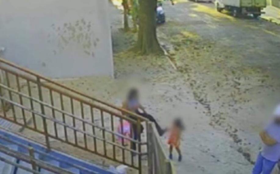🚨VÍDEO: mãe perde a guarda da filha de 3 anos após agredi-lá com chute na cabeça no meio da rua Imagens recentes registradas por moradores
