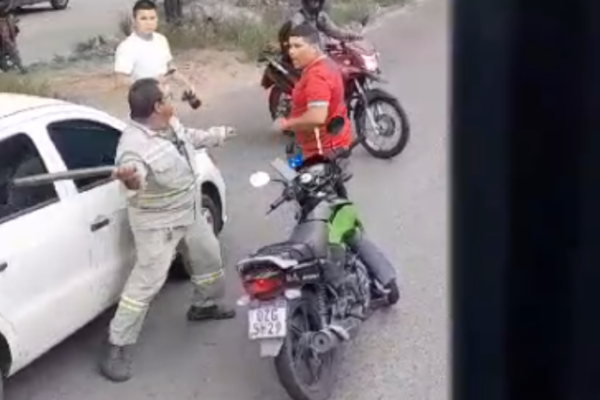 VÍDEO: motorista e motociclista entram em briga com barra de ferro Um vídeo que circula nas redes sociais mostra uma briga de trânsito entre
