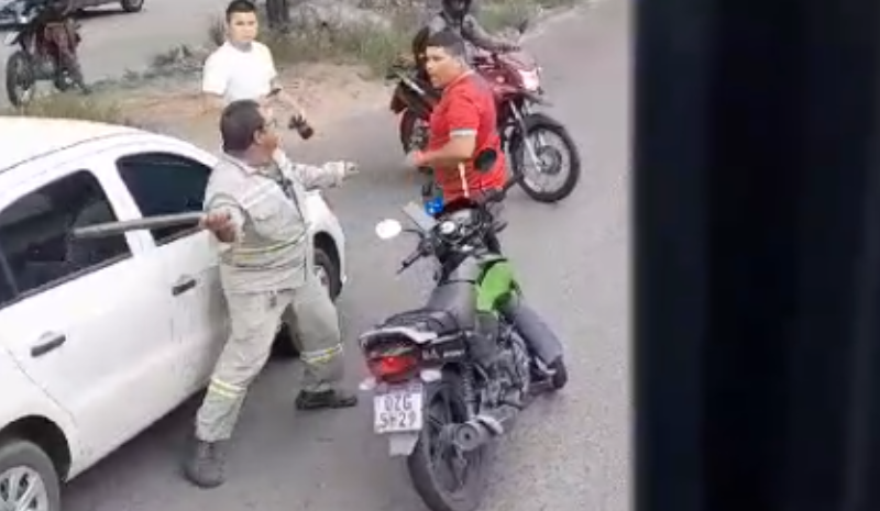 VÍDEO: motorista e motociclista entram em briga com barra de ferro Um vídeo que circula nas redes sociais mostra uma briga de trânsito entre