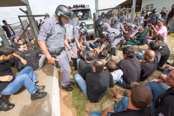 RS: Saques e violência ampliam drama e Força Nacional é convocada Em meio ao caos enfrentado pelo Rio Grande do Sul devido às chuvas que