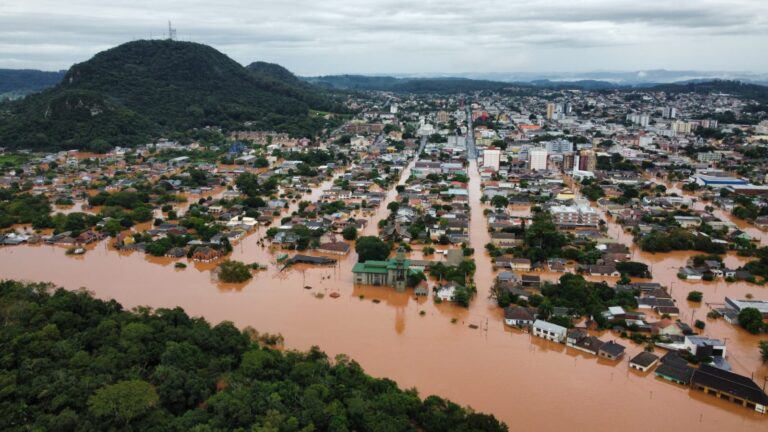 Sobe para 38 o número de mortes devido a temporais que atingem RS. Até o início da tarde desta sexta-feira (3), havia 377 mil pontos...