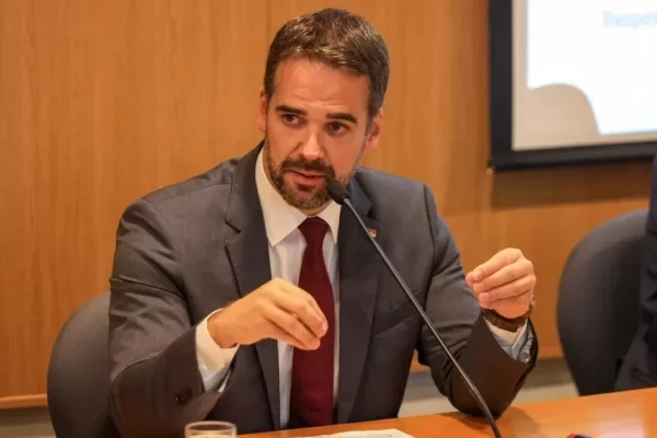 SOS Rio Grande do Sul: quem tem direito a Pix. Repasse de R$ 2 mil deverá ser feito a famílias desabrigadas ou desalojadas...