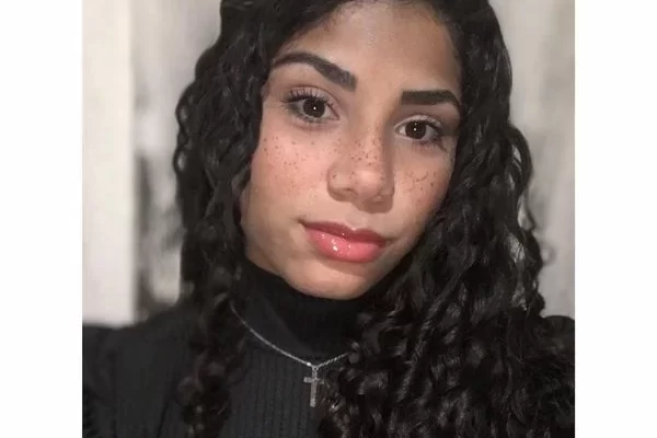 Foi identificada mulher que jogou soda cáustica misturada com água em jovem. Débora Custódio, de 22 anos, foi identificada...