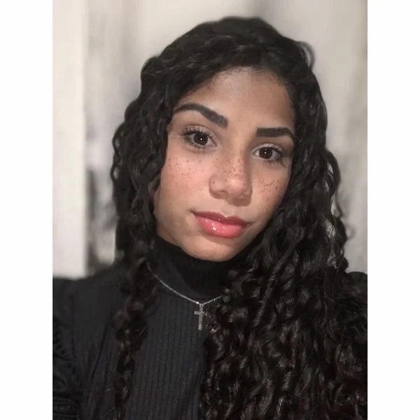 Foi identificada mulher que jogou soda cáustica misturada com água em jovem. Débora Custódio, de 22 anos, foi identificada...