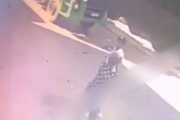 Video Forte: Mulher é esmagada por caminhão após ser empurrada pela própria companheira no PA Uma mulher, identificada como Marlyan Raquel