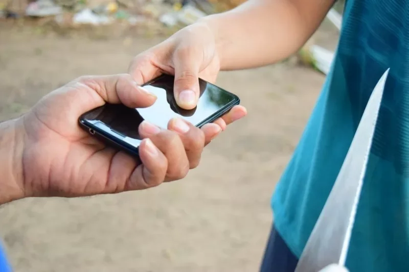 Homem empresta celular pra mulher fazer ligação e ela foge com o aparelho em Tailândia Nesta quarta-feira (29), um homem esteve na delegacia