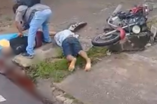 VÍDEO FORTE: suspeitos sofrem acidente durante fuga da polícia Dois homens, não identificados, suspeitos de estarem cometendo assaltos