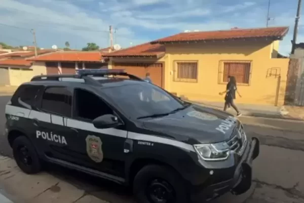 Casal de idosos e genro são encontrados mortos dentro de casa