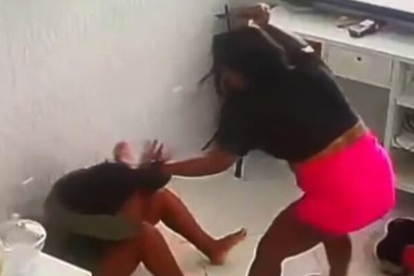🚨VÍDEO FORTE: mulher invade loja e esfaqueia várias vezes jovem de 19 anos Imagens de câmeras de segurança registraram o momento em que uma